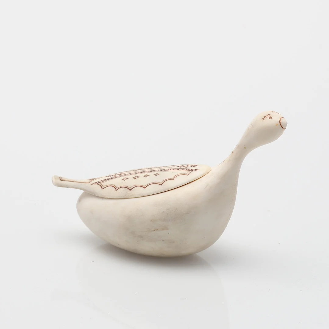 LARS LEVI SUNNA. Saltripa med lock. — Sami Arts & Crafts — Uppsala Auktionskammare