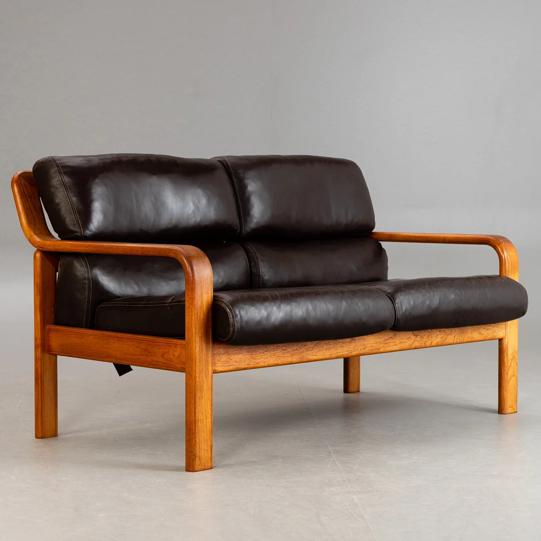 Teakholz 2-Sitzer Sofa. Dänemark, 1960er Jahre. — Sofas & Seatings — Stockholms Auktionsverk Hamburg