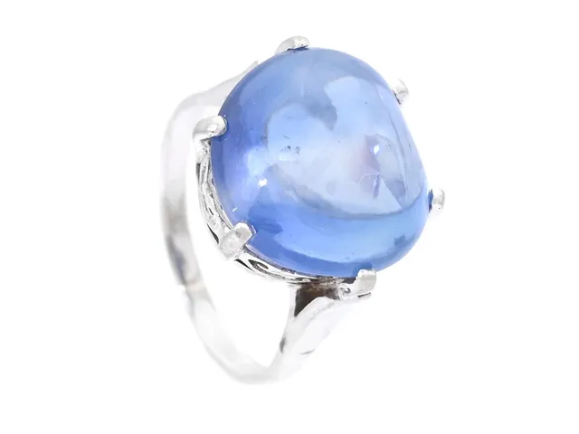 RING, 14K vitguld, cabochonslipad obehandlad safir 12,66 ctv, stl 16,25 mm, vikt 5,5 g, safiren har nagg och inneslutningar som når ytan.