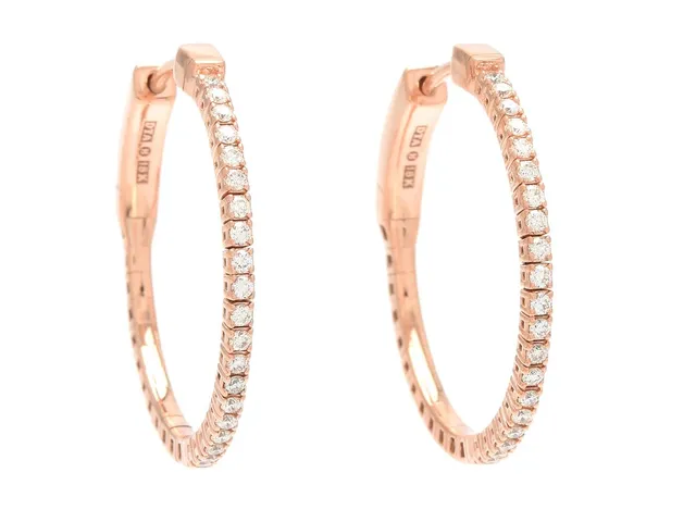 ÖRRINGAR, 18K roséguld, 40 briljantslipade diamanter ca 0,37 ctv, ca TW-W/VVS-VS, diameter 25 mm, vikt 5,5 g.
