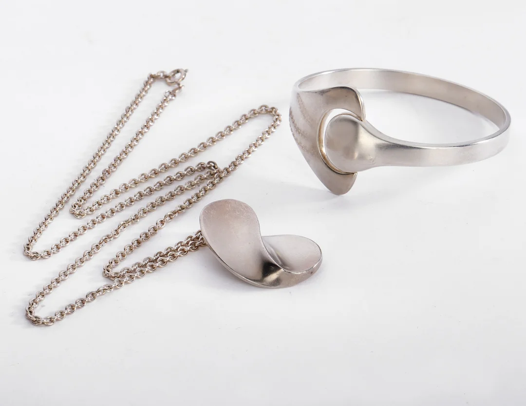 Hans Hansen. Sterling silver bangle and pendant with silver necklace (3) — Jewellery/Jewellery sets — Lauritz