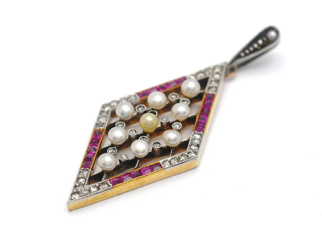 HÄNGE, 18K guld/platina/silver, odlade pärlor, rubiner, rosenstenar ca 0,20 ctv, höjd 4 cm, vikt 4,6 g, en rosensten saknas, 2 rubiner med nagg. — Smycken/Hänge — Kaplans