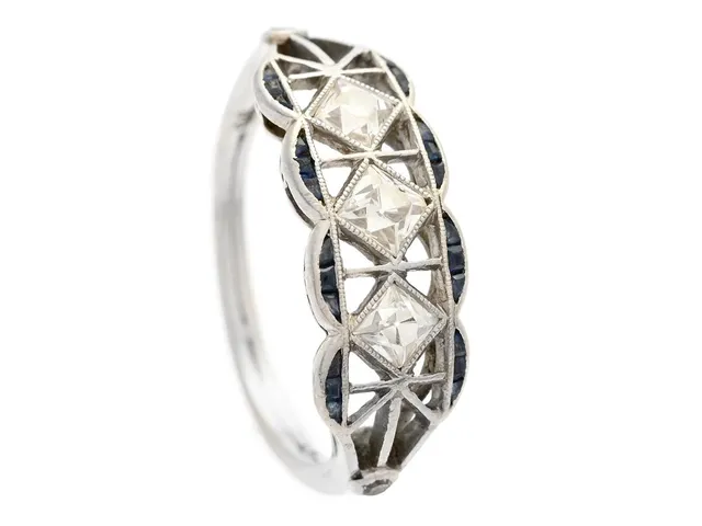RING, platina, Art Deco, blå safirer, 5 franskslipade diamanter, 1920/30-tal, stl 16,5 mm, vikt 3,5 g, safirer med slitage/nagg.