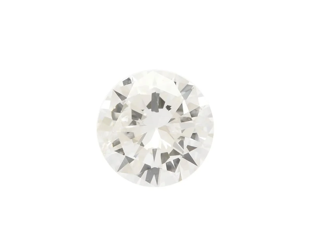 DIAMANT, briljantslipad, 0,60 ct, TW(F)/P2, diamanten har stort bord och låg krona, liten kulettfasett, inverterad natural på rondisten och inneslutning som når ytan vid rondisten. — Ädelstenar/Diamanter — Kaplans
