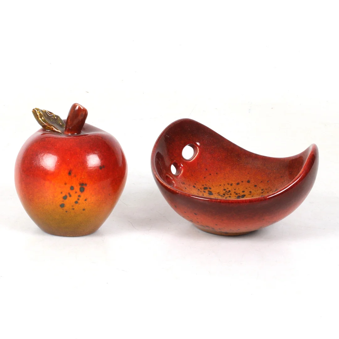 BIRGER ÅSTRÖM. Äpple och fat, 2 delar stengods, monogramsignerade. — European — Stadsauktion Sundsvall