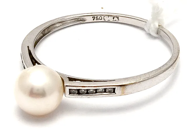 Ring 18K 1,7g Ø17¾, med odlad pärla 6,5mm och diamanter 10xca0,005ct