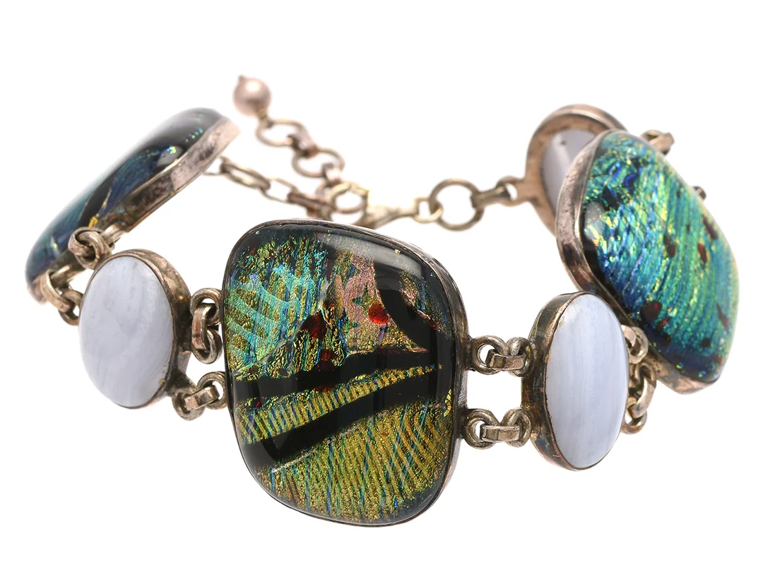 ARMBAND, sterlingsilver, cabochonslipad kalcedon, glasfusing, längd 22 - 25 cm, vikt 61 g. — Smycken/Armband — Kaplans
