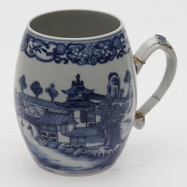 MUGG. Porslin, underglasyrblått kustmotiv, 1800-tal.
