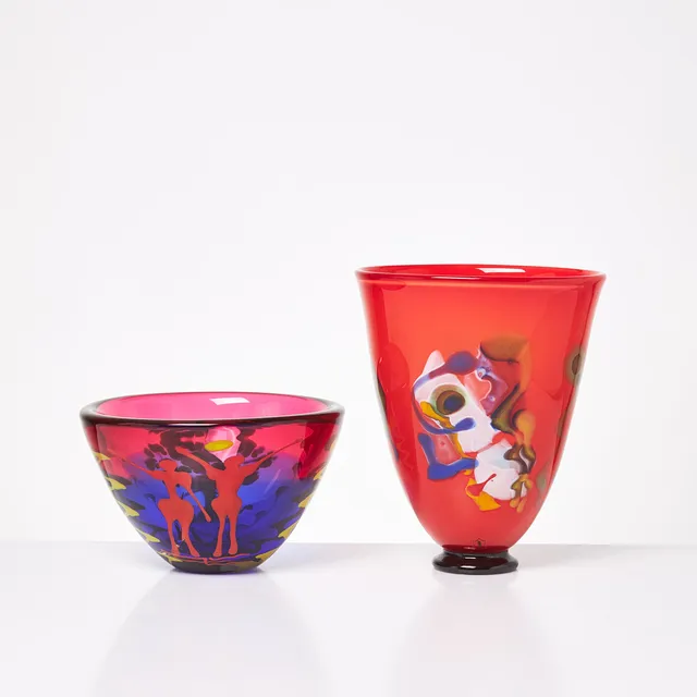 CARLOS R. PEBAQUE. Vas, skål, 2 dlr, glas, dekor i underfång, undertill signerade samt märkta, Gullaskruf 1997 samt Sjöhyttan 1995.
