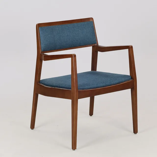 JENS RISOM (1916-2016). "Playboy" armstol med stel af massiv valnød, sæde og ryg betrukket med bomuld, Model C140, Jens Risom Design, Danmark/USA, formgivet 1958.