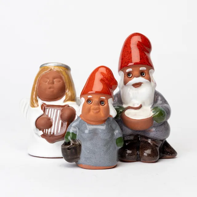 ROLF BERG. Figuriner, 3 st, glaserad keramik, Tomtar, 2 st samt Ängel, etikettmärkta, Torshälla.