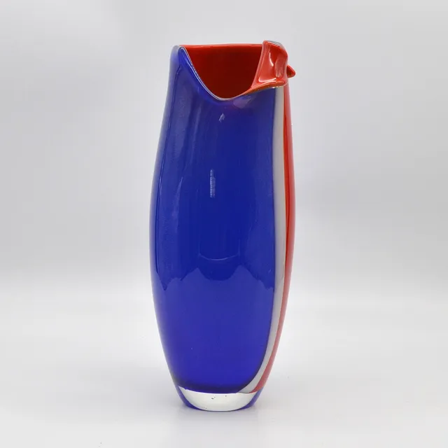 PETR HORA (1949). GROßE DESIGNERVASE AUS GLAS, BLAU-WEISS-ROT, MEHRFACHES STUDIOGLAS, 2008, HÖHE CA. 27CM.