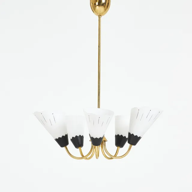 TAKLAMPA. 1900-talets mitt, mässing, kupor i frostat glas.