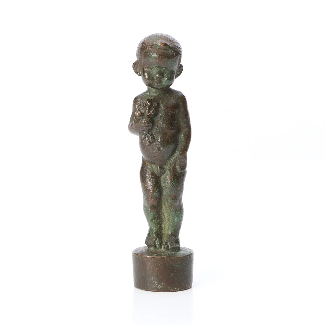 JONAS FRÖDING. SKULPTUR. Patinerad brons. Pojke med blombukett. Signerad. — Sculptures & Bronzes — Skånes Auktionsverk