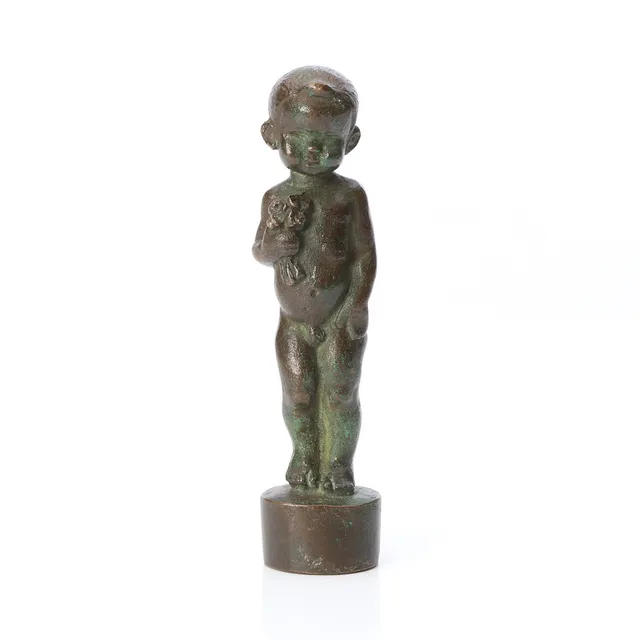 JONAS FRÖDING. SKULPTUR. Patinerad brons. Pojke med blombukett. Signerad.