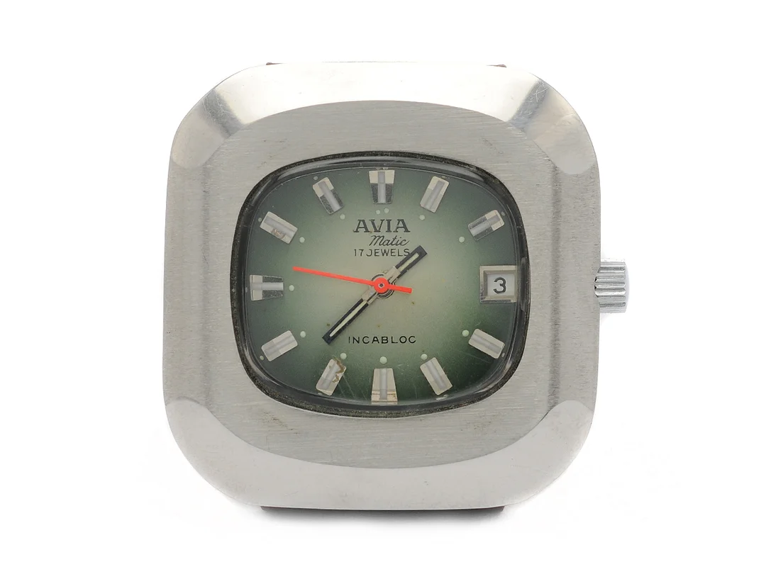 AVIA, Matic, Boett nr. 15130, herrur, 39 x 40,5 mm, stål, automatisk, plexiglas, datum, skadad urtavla, läderband, ca 1975. — Klockor/Övriga klockor — Kaplans