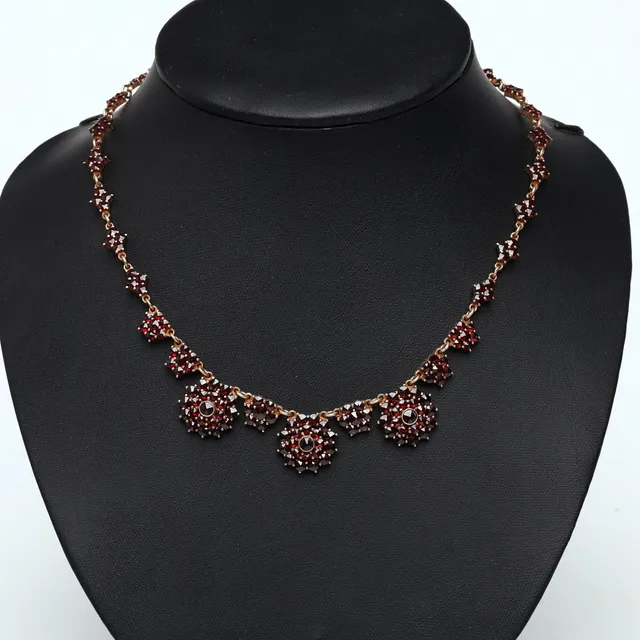 COLLIER samt ARMBAND, förgyllt silver med granater/granatimitation, 1900-tal.