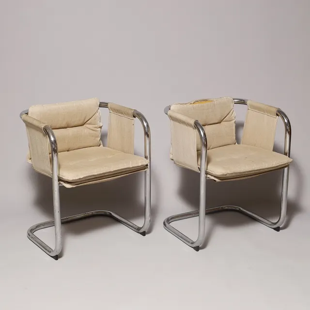 TOMAS JELINEK. Et par armstole, stel af forkromet stålrør, betræk af beige canvas, Ikea, Sverige, 1979, (2).