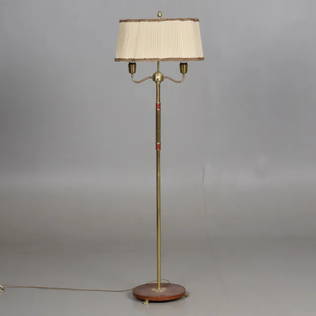 GOLVLAMPA. Mässingstomme, 2 ljuspunkter, Eskilstuna Elektrofabriks AB, 1900-talets mitt.