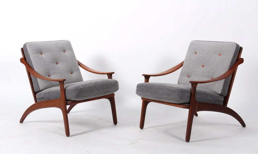 Arne Hovmand-Olsen. A pair of lounge chairs, teakwood (2) — Furniture/Lounge chairs — Lauritz