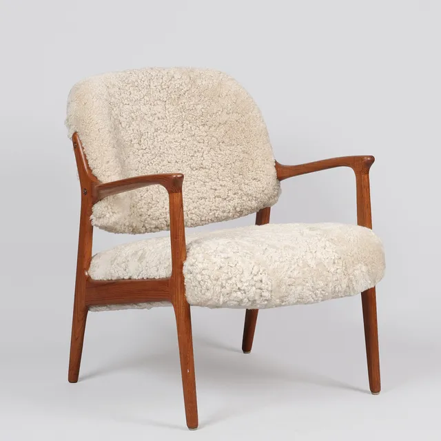 INGE ANDERSSON. Nypolstret lænestol af teak betrukket med lyst lammeskind, Bröderne Andersson, "Domus", Sverige, 1960'erne.