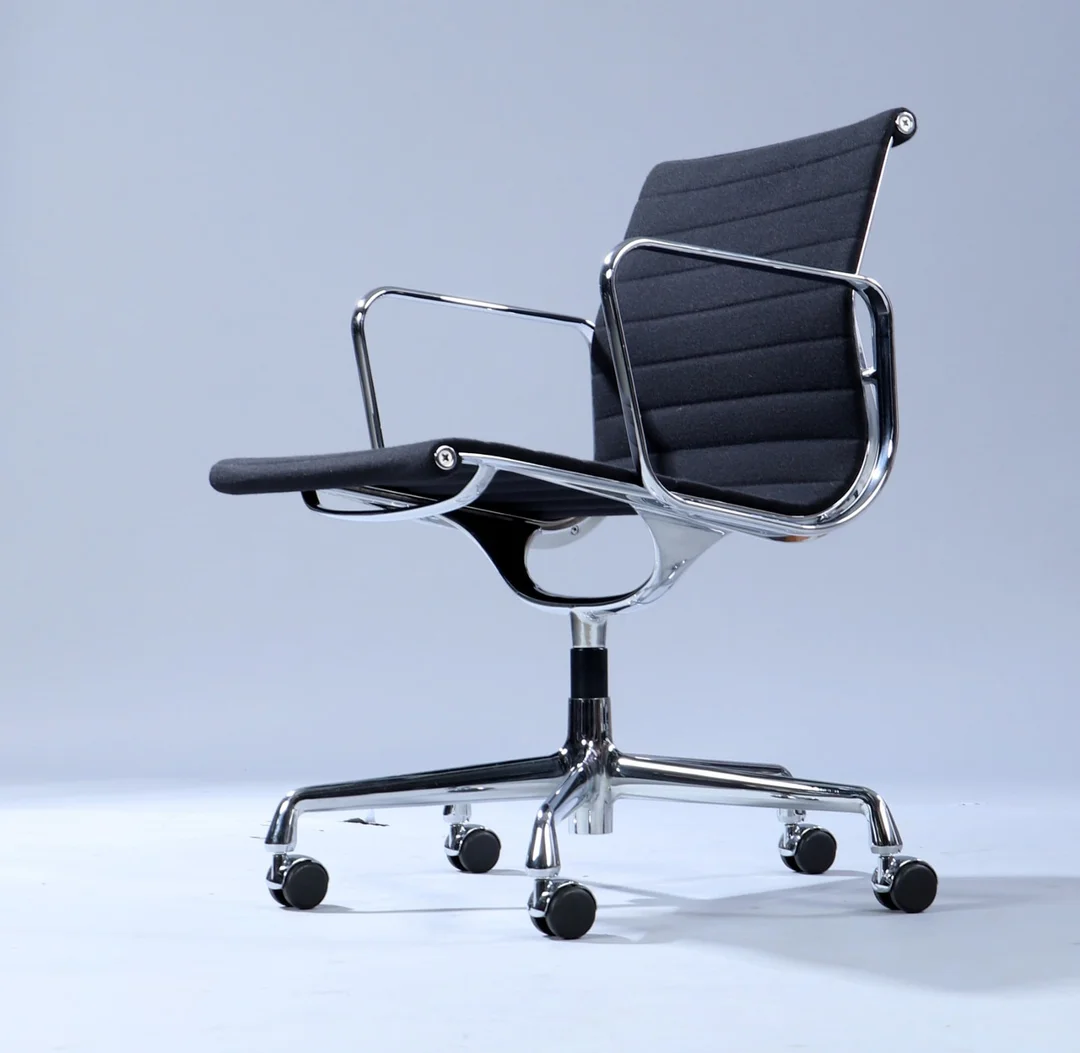 Charles Eames. Armstol/kontorstol. Variant af EA-117, fempasfod med hjul, sort hopsak. — Furniture/Office furniture — Lauritz