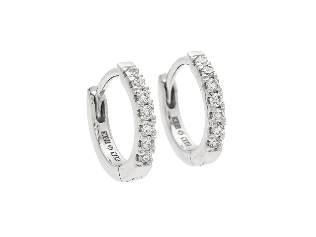 ÖRRINGAR, 18K vitguld, 14 briljantslipade diamanter ca 0,14 ctv, ca TW-W/VVS-VS, diameter 11 mm, vikt 1,7 g. — Smycken/Örringar — Kaplans