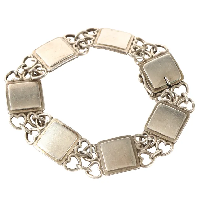 Arno Malinowski for Georg Jensen. Vintage 'Heart' bracelet in sterling silver, no 70.