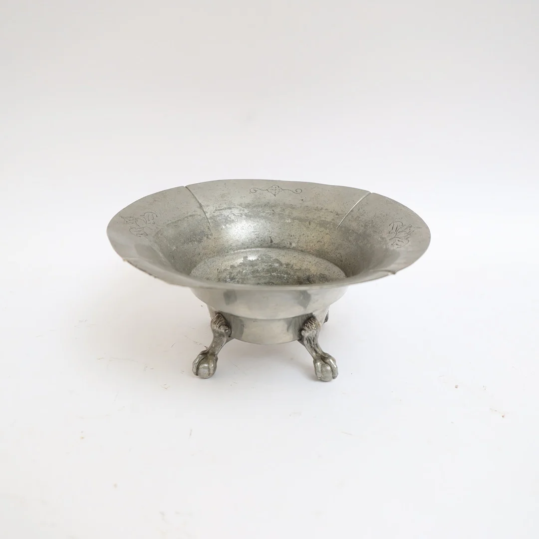 SKÅL, tenn, FAK, 1932, med graverad dekor, konturerad form. Fötter med claw on ball. — Pewter, Brass & Copper — Falun Auktionsbyrå
