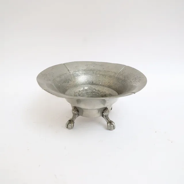SKÅL, tenn, FAK, 1932, med graverad dekor, konturerad form. Fötter med claw on ball.
