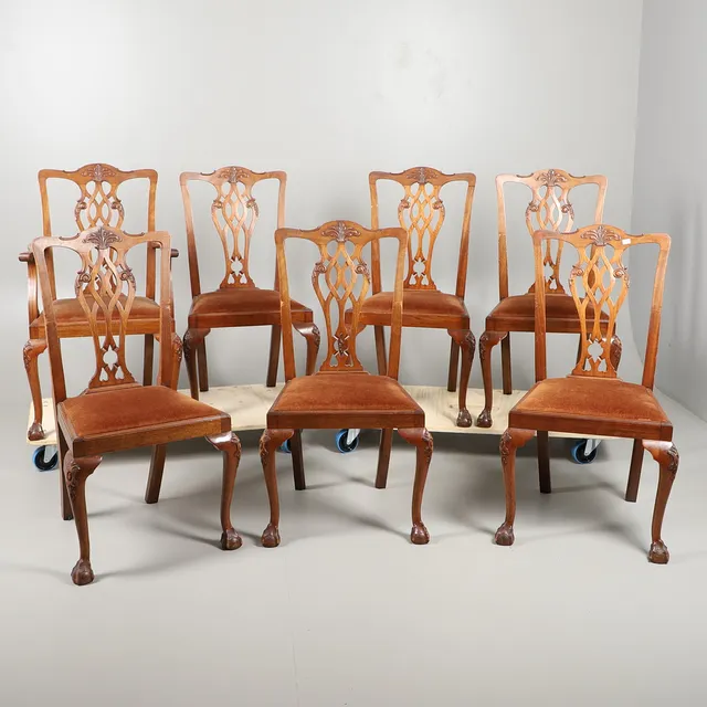 A SET OF SEVEN CHIPPENDALE STYLE MAHOGANY DINING CHAIRS.