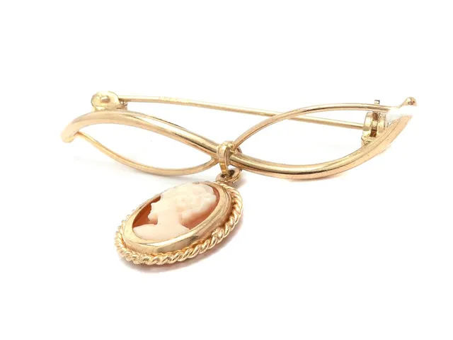 Brosch 9K brv 2,4g höjd: 25mm bredd: 45mm med Camé