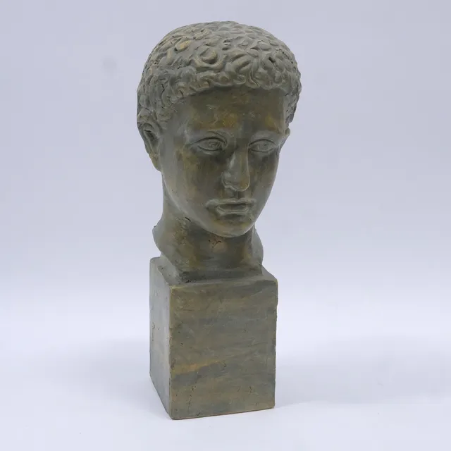 ANTIKISERANDE SKULPTUR, MANSHUVUD.