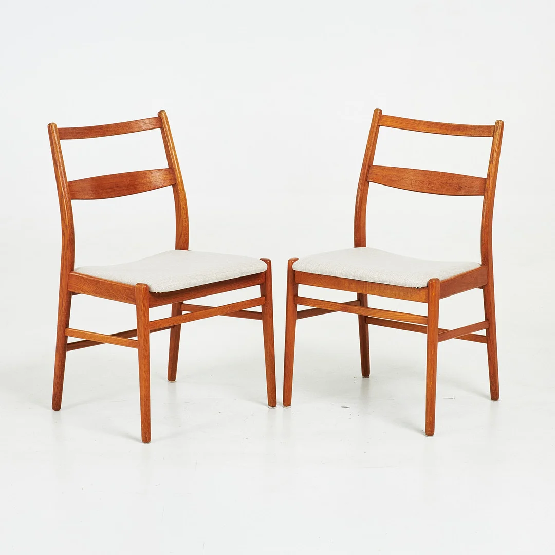 YNGVE EKSTRÖM. Stolar, 1 par, "Minett", ek, fast stoppad sits med senare grå klädsel, Bra Bohag, Troeds, Bjärnum. — Armchairs & Chairs — Stockholms Auktionsverk Sickla