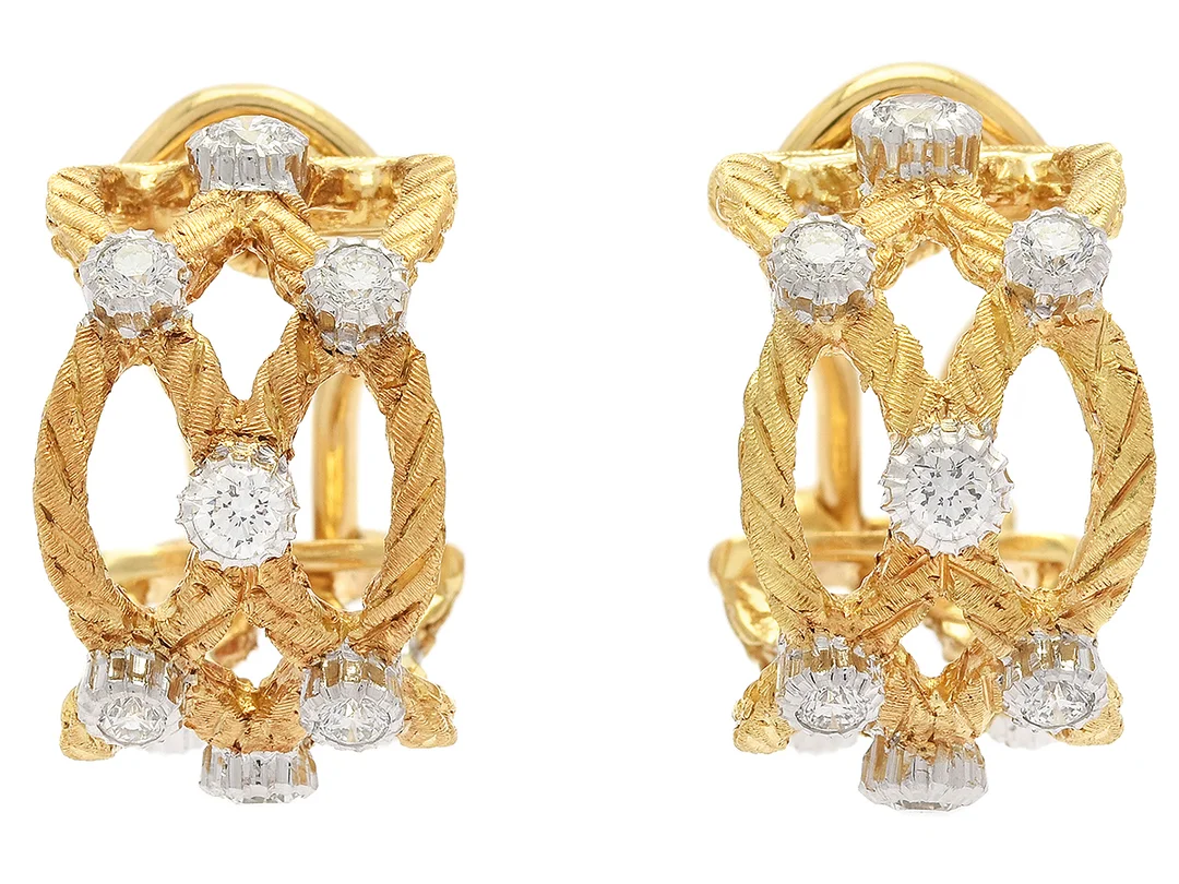BUCCELLATI, örhängen, 18K guld/vitguld, 18 briljantslipade diamanter ca 0,56 ctv, ca TW/VVS, Italien, höjd 19 mm, vikt 11,8 g, stift/clips, lätt nyansskillnad på guldet. — Smycken/Örhängen — Kaplans