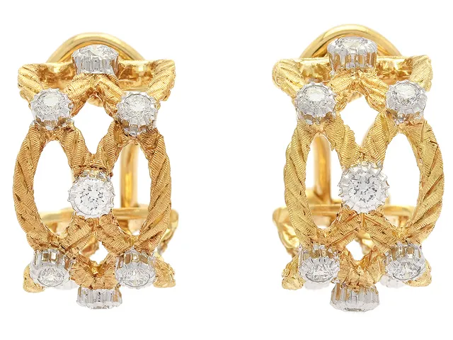 BUCCELLATI, örhängen, 18K guld/vitguld, 18 briljantslipade diamanter ca 0,56 ctv, ca TW/VVS, Italien, höjd 19 mm, vikt 11,8 g, stift/clips, lätt nyansskillnad på guldet.
