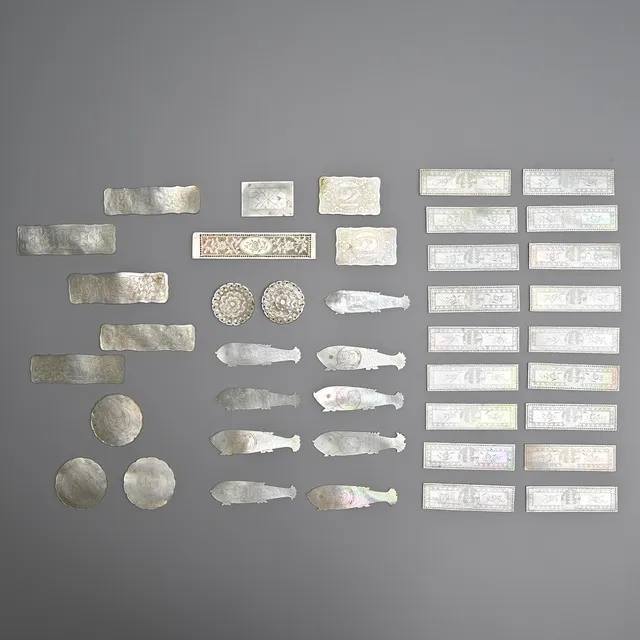 A QUANTITY OF CHINESE MOTHER OF PEARL COUNTERS, 19TH CENTURY.