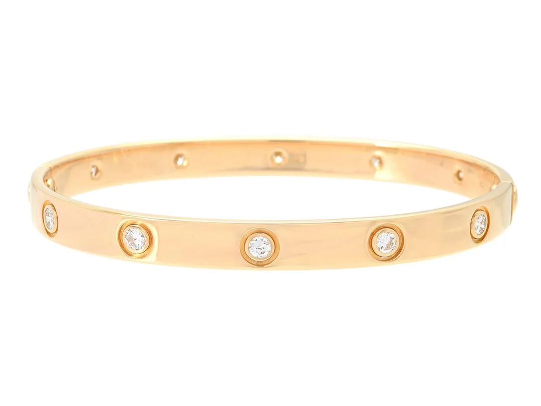 CARTIER, armband, Love bracelet, 18K guld, 10 briljantslipade diamanter ca 0,90 ctv, serienr F18090, stl 18, vikt 30,7 g, skruvmejsel, reseetui. — Smycken/Armband — Kaplans