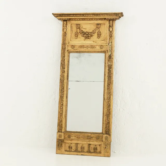 SPEGEL, sengustaviansk, förgylld skuren dekor och pastellage, två delat kvicksilverfolierat spegelglas.