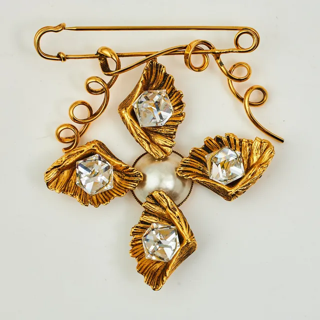 YVES SAINT LAURENT, brosch, gulmetall, större säkerhetsnål med blomformat hänge, dekor av kubformade kristaller samt mitten med imiterad mabépärla, stämplad Yves Saint Laurent, Rive gauche, Made in France, 1980-tal.