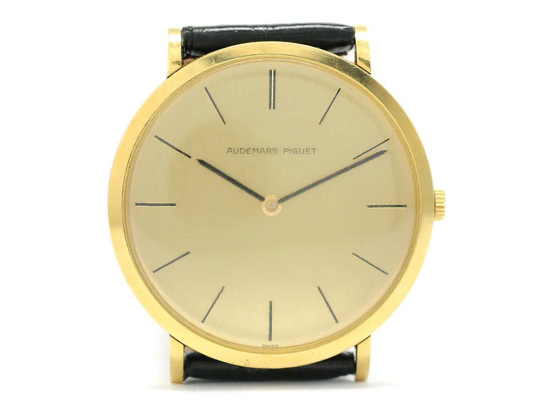 AUDEMARS PIGUET, herrur, 33,5 mm, Cal 2090, Serie nr. 179709, Boett nr. B 6192, 18K guld, manuell, plexiglas, skadad urtavla (8/10), läderband, originalspänne i 18K guld, ca 1977. — Klockor/Audemars Piguet — Kaplans