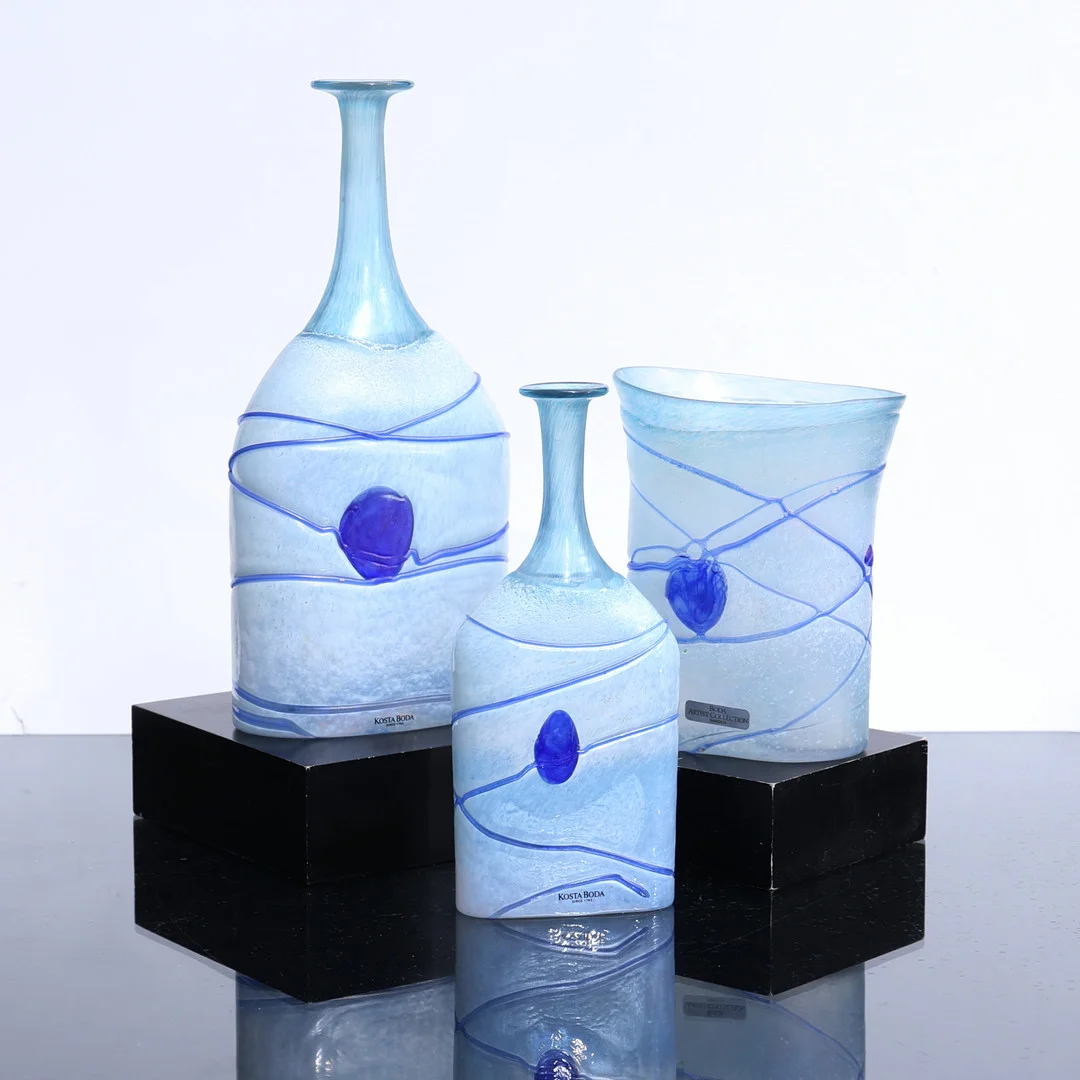 BERTIL VALLIEN. Vaser, 3 st, "Galaxy Blue", Artist Collection, Boda, signerade. — Art glass — Auktionshuset Thelin & Johansson