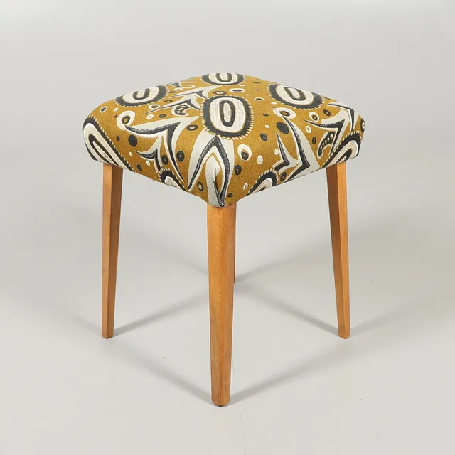 A GORDON RUSSELL BEECH WOOD STOOL.