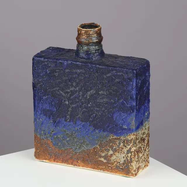 ANNIKKI HOVISAARI (1918-2004). Bottle-shaped stoneware vase glazed in violet and dark blue shades, Arabia, Finland, 1950s/60s.