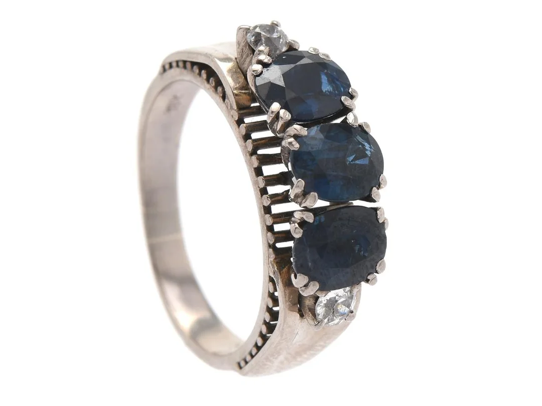 RING, 18K vitguld, 3 ovalslipade safirer, 2 gammalslipade diamanter ca 0,16 ctv, ca W/SI-P, stl 17,25 mm, vikt 4,7 g, safirerna har små nagg, 1 diamant har nagg samt ytlig sprickbildning. — Smycken/Ring — Kaplans