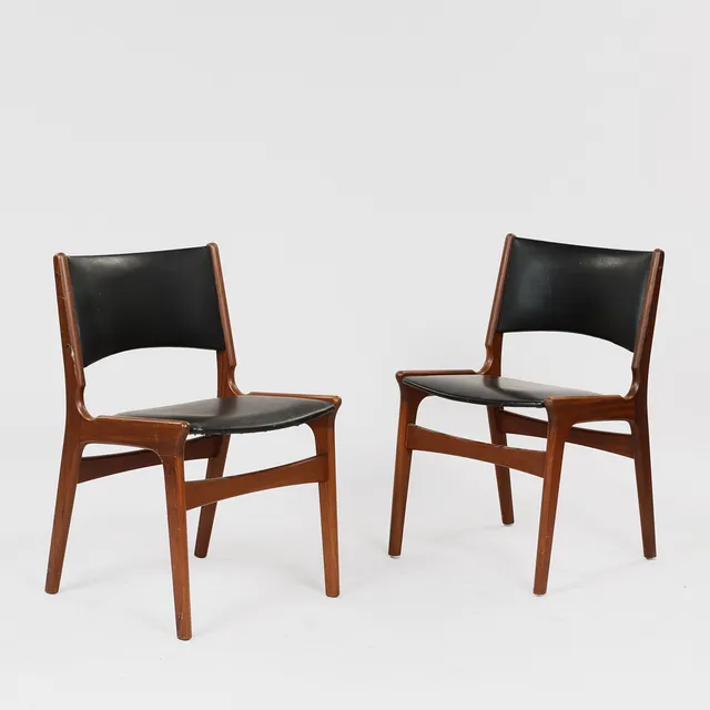 ERIK BUCH (1923–1982). Et par spisebordstole af teak, sæde og ryg betrukket med sort skai, Nova Stolefabrik, Danmark, 1960'erne, (2).