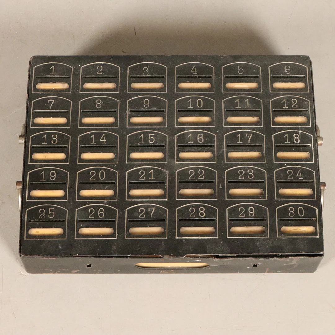 SPARBÖSSA för skolklass, metall. omkring 1950-tal. — Other metals — Höörs Auktionshall