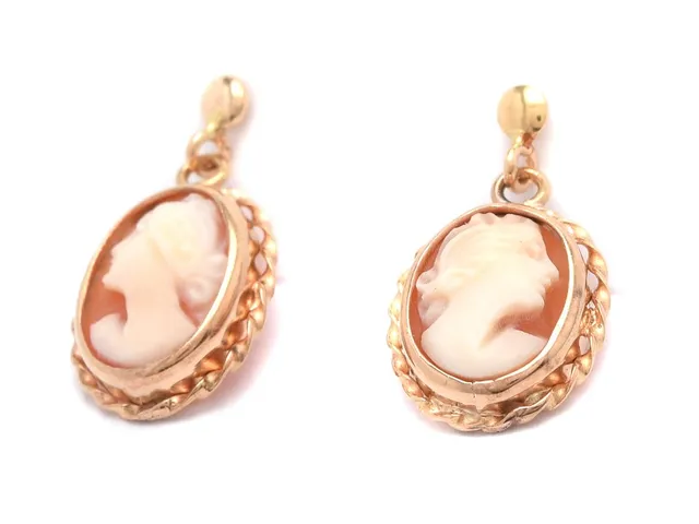 Örhängen ett par 18K 1,8g, med Camè