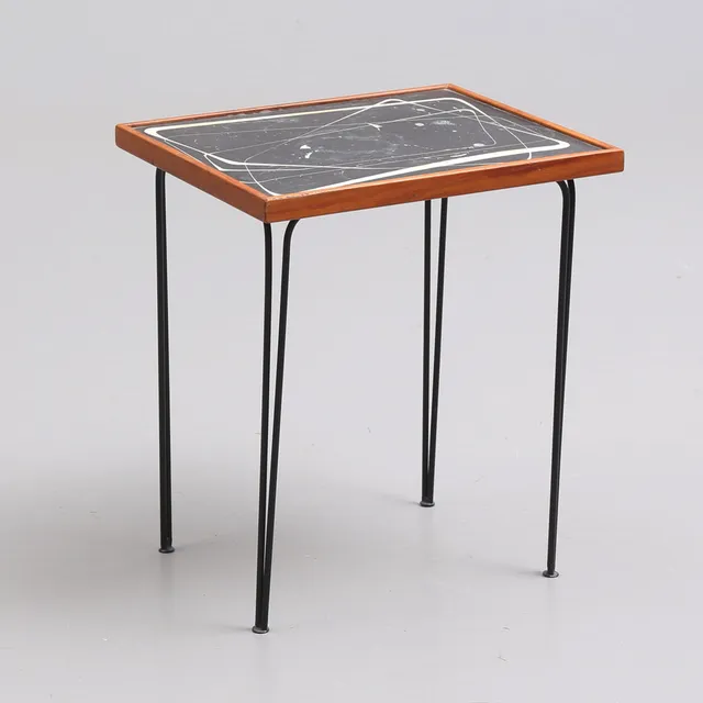 HANS-AGNE JAKOBSSON. Bord, nr. 809, trä/metall med dekorskiva i papp, 1950-tal.