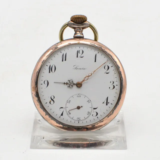 SONIA, TASCHENUHR MIT HANDAUFZUG, FASSUNG AUS 800ER SILBER, VERZIERTE RÜCKSEITE, SCHWEIZ/DEUTSCHLAND, UM 1900.